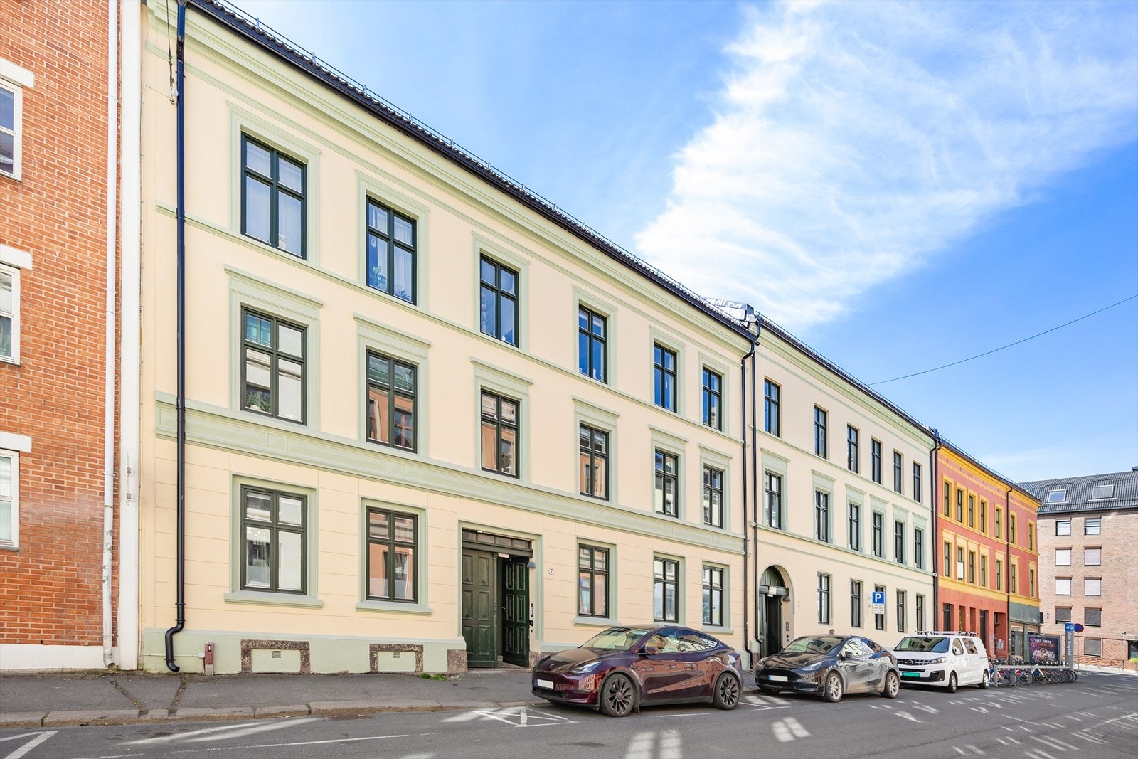 Sjarmerende bygård med klassisk arkitektur. Galleribilde
