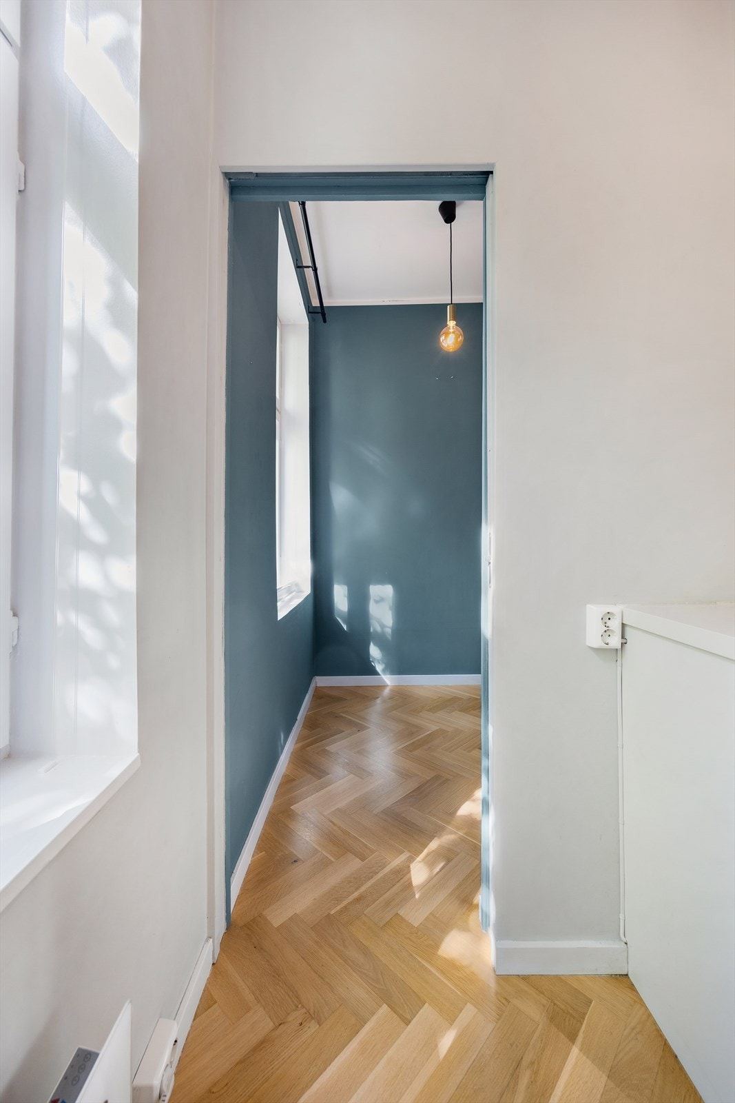 Innbydende soverom med fiskebeinsparkett. Galleribilde