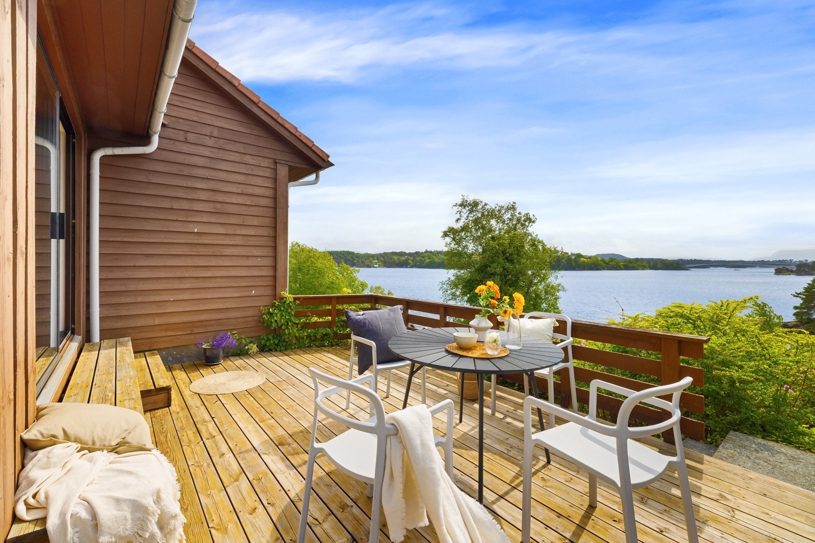 Terrasse på ca 31 kvm med plass til både spisegruppe og solsenger. Galleribilde
