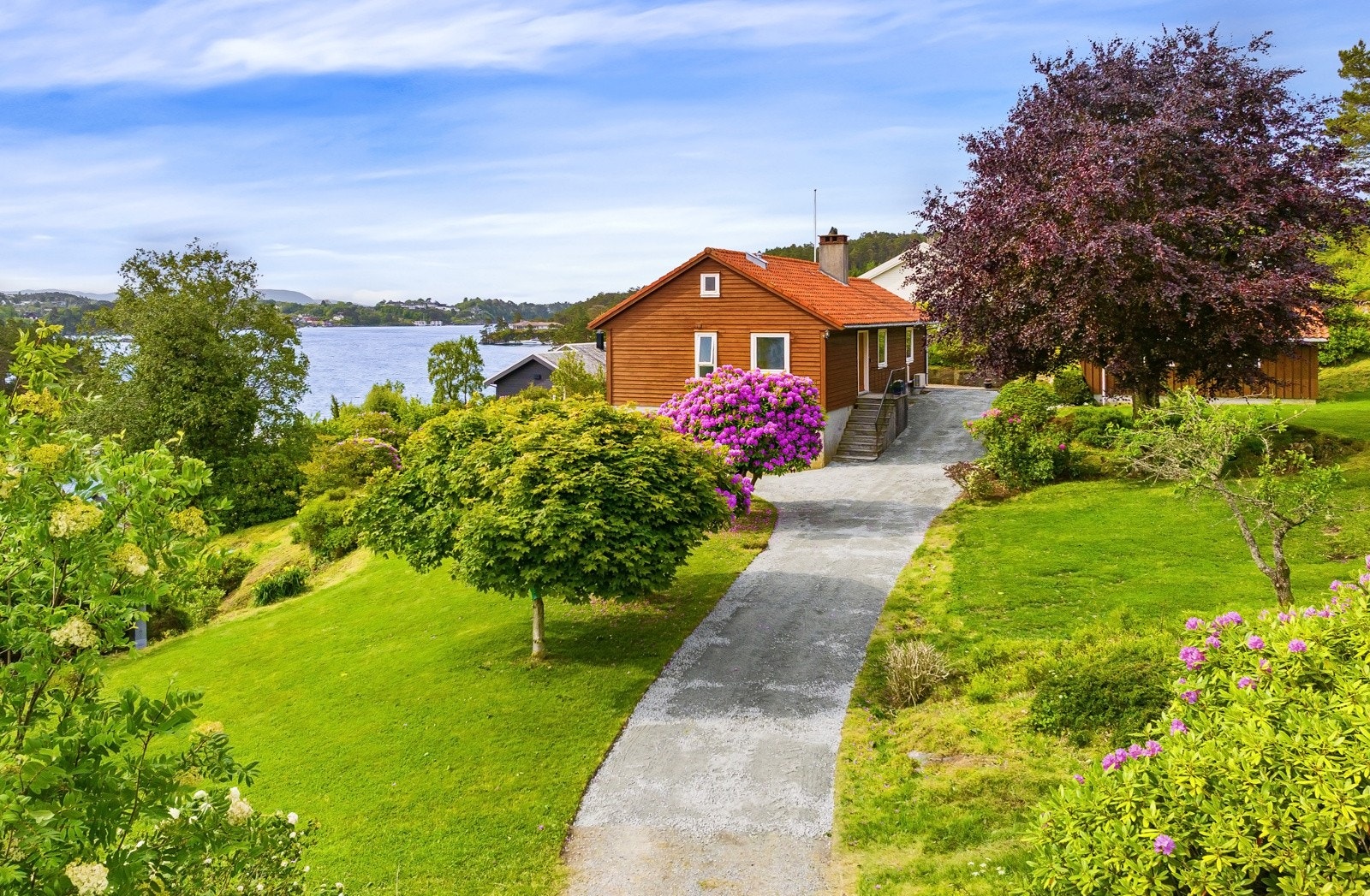 Velkommen til nydelig sjøutsikt, stor tomt og egen naustetomt like nedenfor huset. Galleribilde