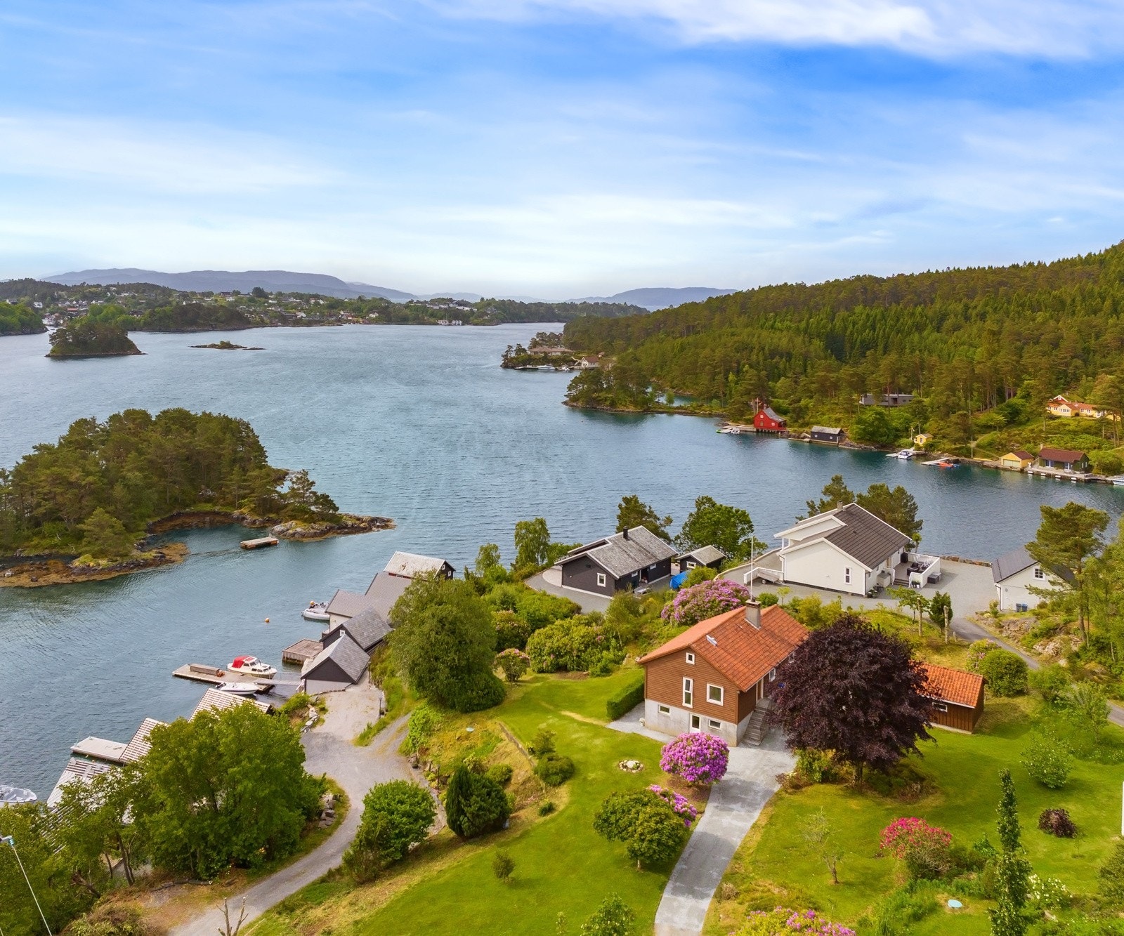 Eiendommen har landlig beliggenhet i naturskjønt område med kort vei til sjølivets gleder. Galleribilde