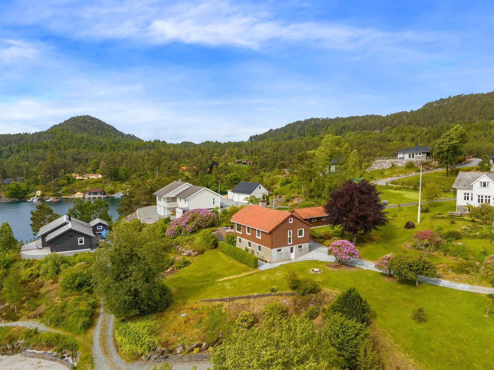 Boligen har en flott beliggenhet på Sørstrøno. Galleribilde