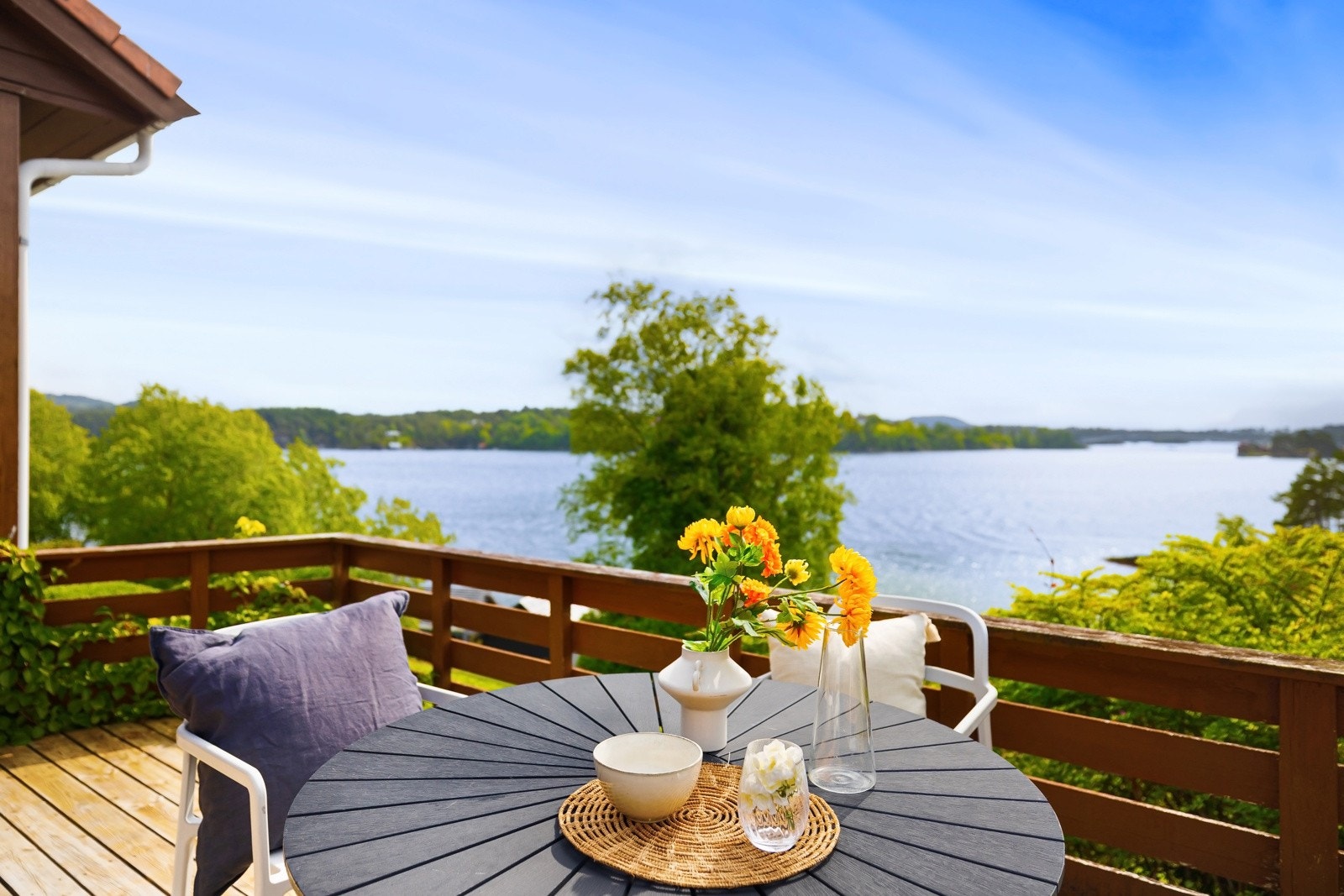Nyt denne utsikten fra terrasse / stue. Her ser du mot Øyane og mot din egen naustetomt like nedenfor Galleribilde