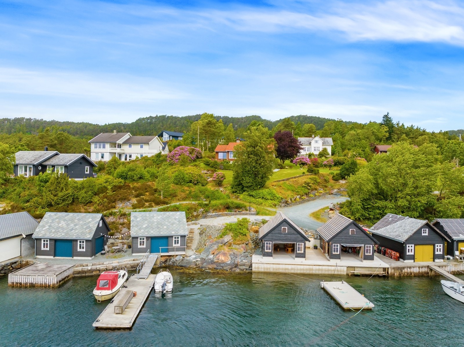 Her ser en hvor nær bolig ligger til sjø og hvordan naustetomt ligger i en rekke av flere naust. Dette er en sjelden mulighet, Galleribilde