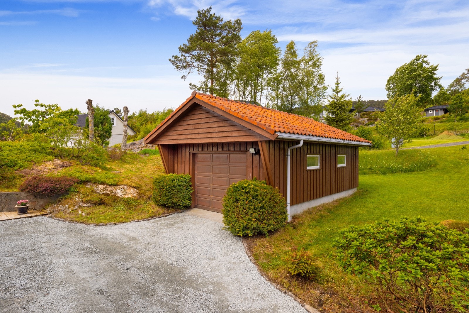 Parkering i garasje og ellers god plass på egen tomt. Galleribilde