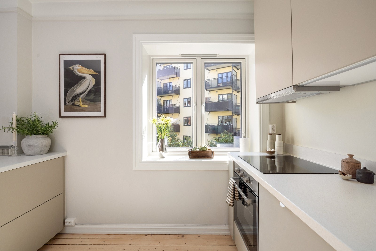 Integrerte hvitevarer som stekeovn, nedfelt platetopp, oppvaskmaskin og kjøleskap med frysedel (selger opplyser om at kjøleskapet er fra før 2014). Det er også montert komfyrvakt og automatisk lekkasjestopper. Galleribilde