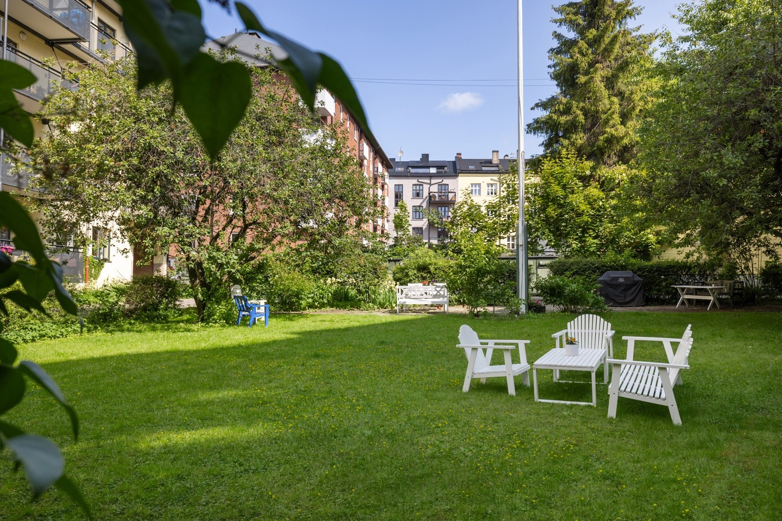 Felles eiet tomt opparbeidet med blant annet asfalterte adkomstveier, bakgård med gressområder, sittegrupper, sykkelparkering samt diverse beplantning. Galleribilde