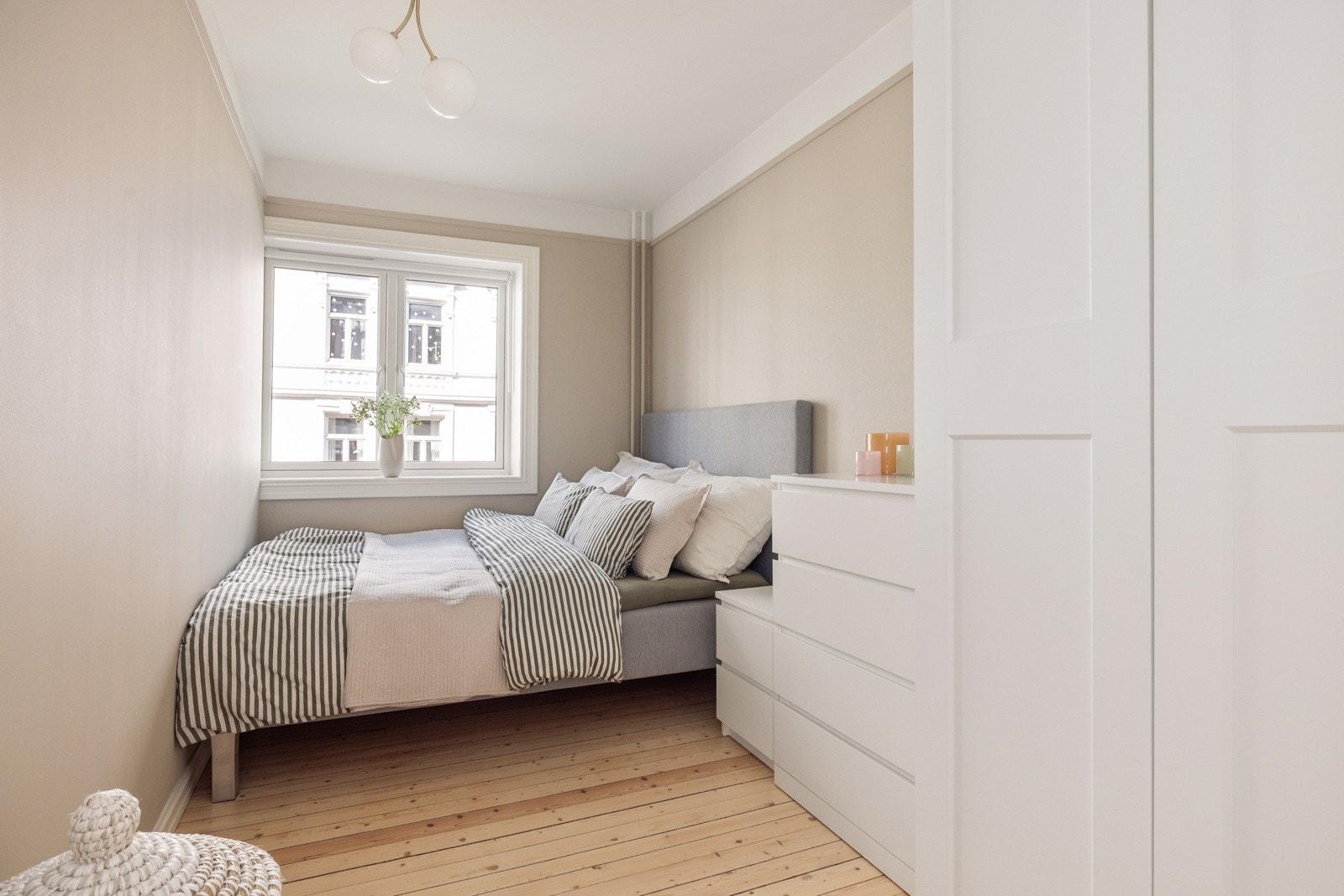 På soverommet har du plass til en dobbeltseng med tilhørende nattbord, samt en kontorpult eller kommode. Det er også oppbevaringsplass i medfølgende garderobeskap med lyse profilerte dører. Galleribilde