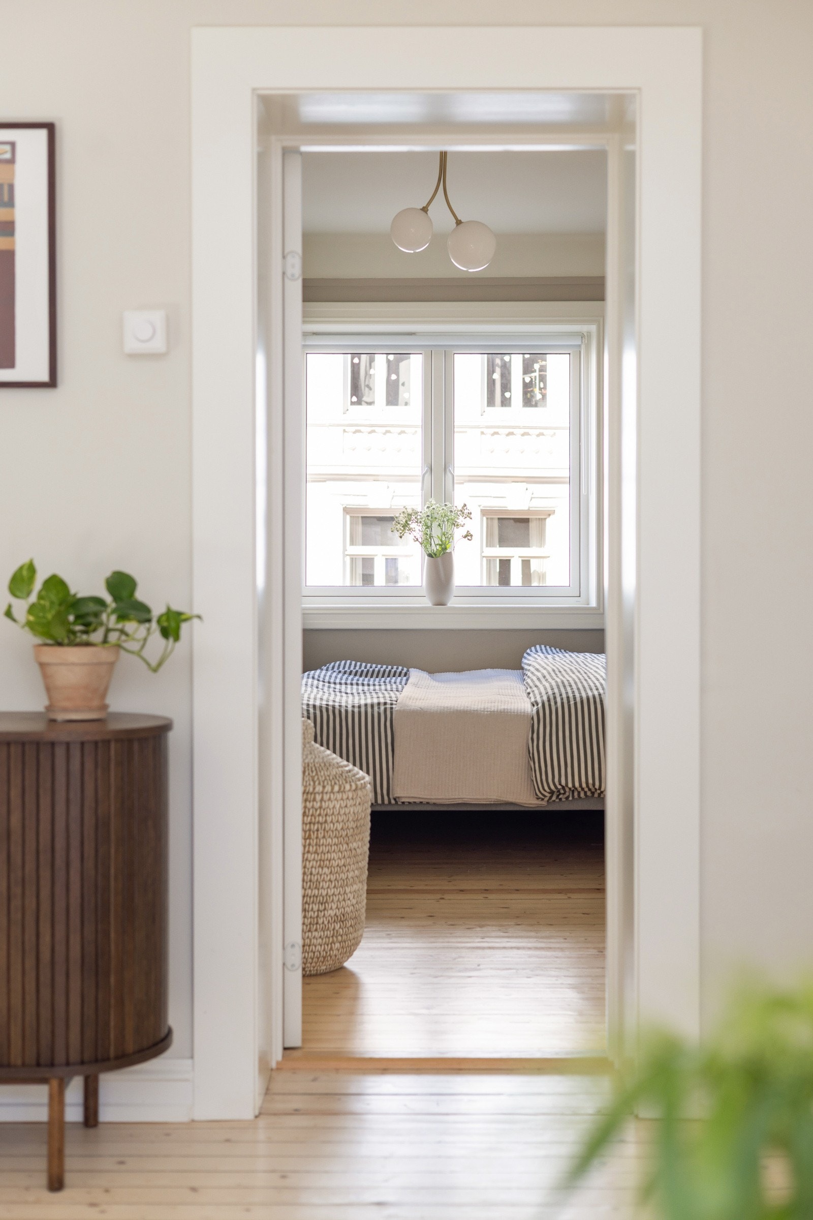 Alle vinduene i leiligheten har 3-lags isolerglass fra 2022 og 2009, og det er brede vinduskarmer for planter og dekor. Galleribilde