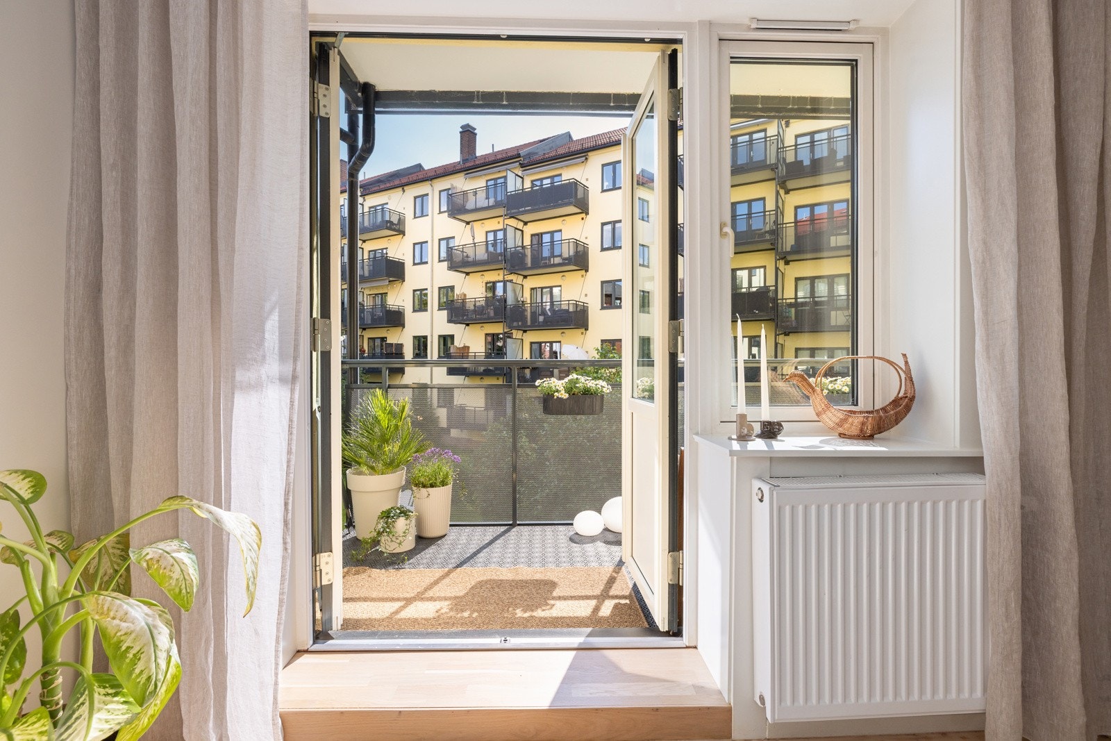 Fra stuen har du doble balkongdører ut til en flott balkong som blir en naturlig forlengelse av stuen på sommerstid. Galleribilde