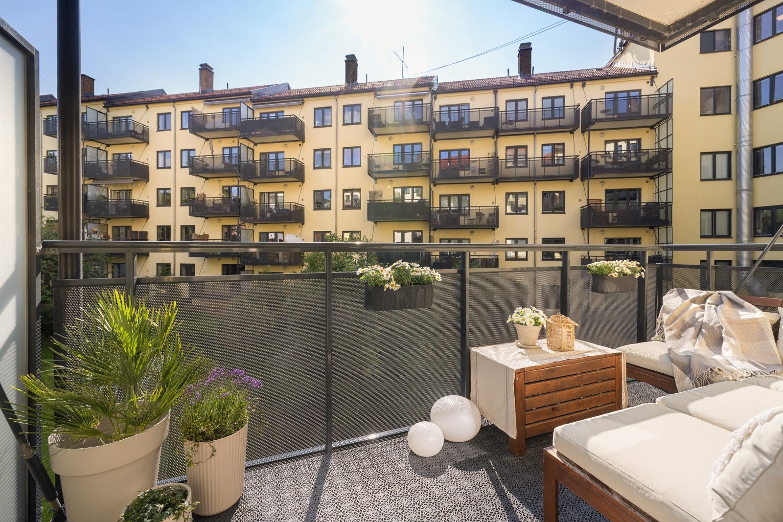 Her har du en solrik østvendt balkong på ca. 6m². Galleribilde