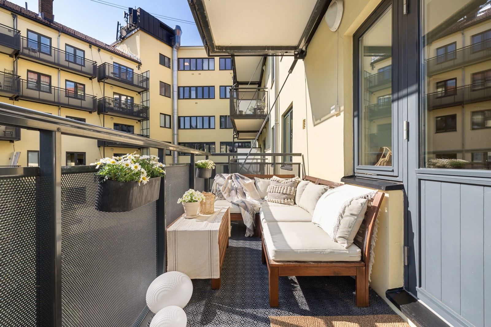 Balkongen er overbygget, har terrassefliser på gulv og god plass til sittegruppe etter eget ønske og behov. Galleribilde