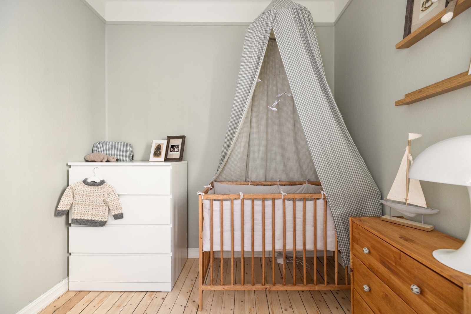 På soverommet har du plass til seng, kontorpult og garderobeløsninger etter eget ønske og behov. Galleribilde