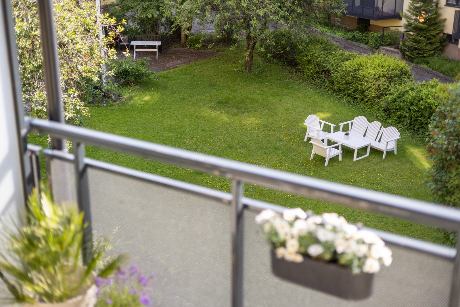 Fint utsyn over borettslagets koselige og frodige bakgård. Galleribilde