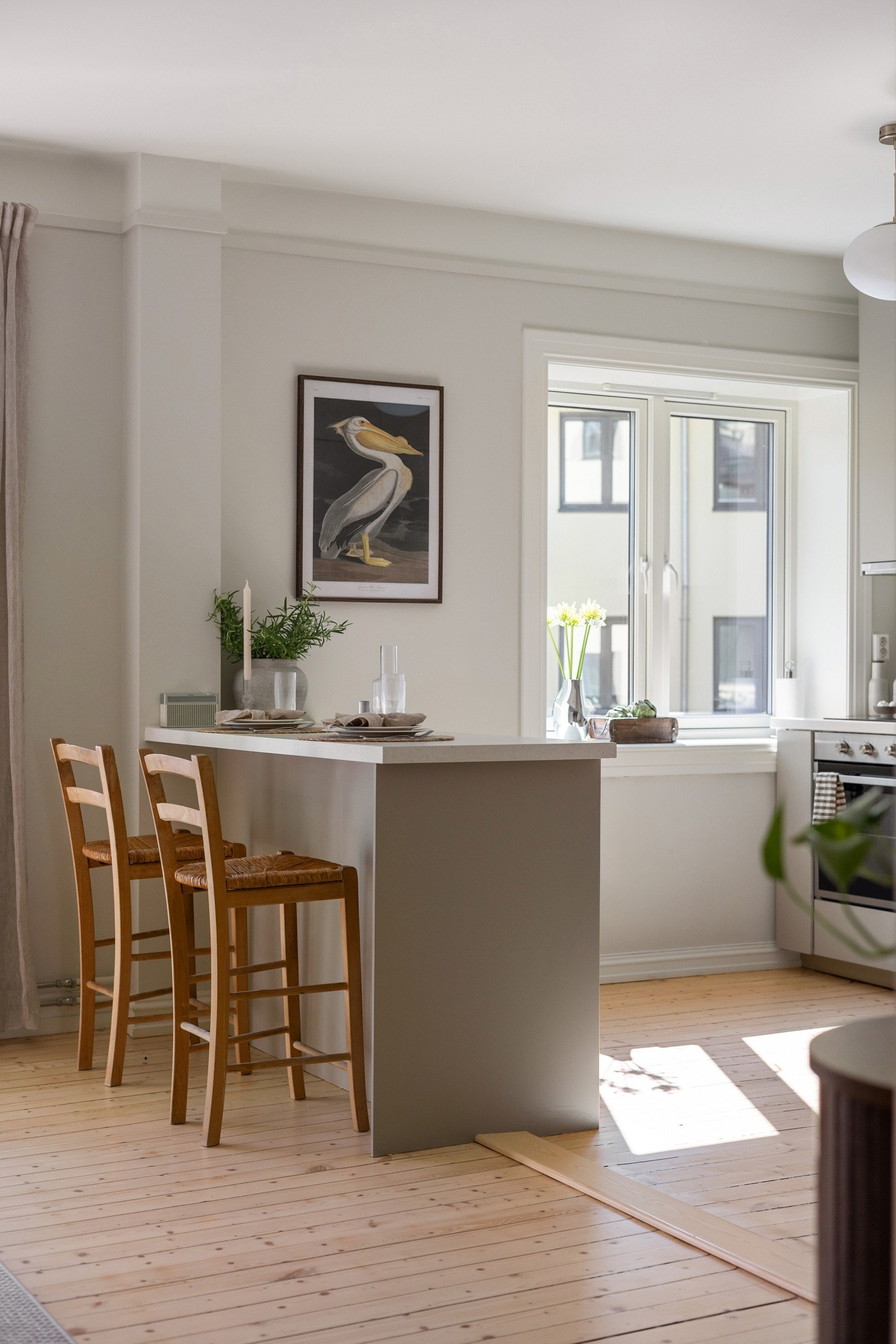 Kjøkkenet ligger i en fin, sosial og åpen løsning med stuen. Galleribilde