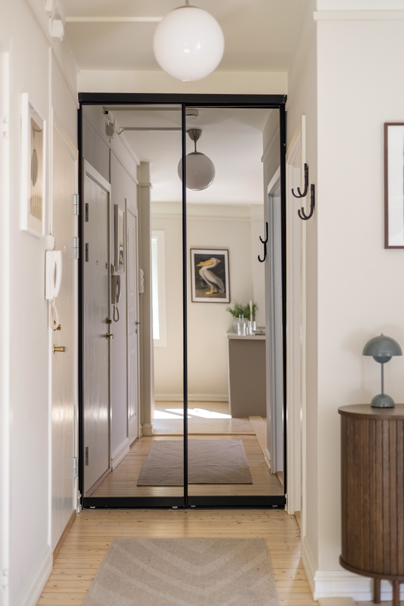 Du ønskes velkommen inn i en lys og innbydende entré med god oppbevaringsplass i skyvedørsgarderobe med speildører. Galleribilde