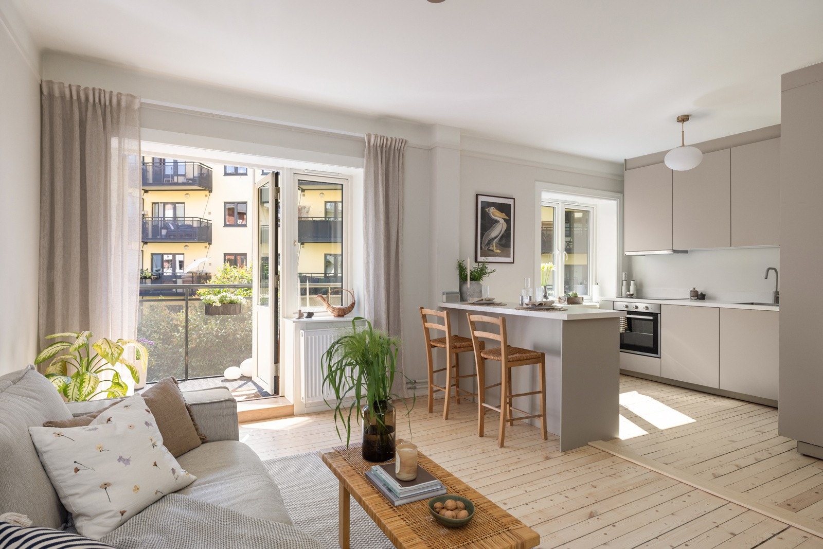 Leiligheten ligger i byggets 2. etasje, ble ombygget i 2024, og har nå en gjennomgående planløsning som utnytter plassen optimalt! Galleribilde