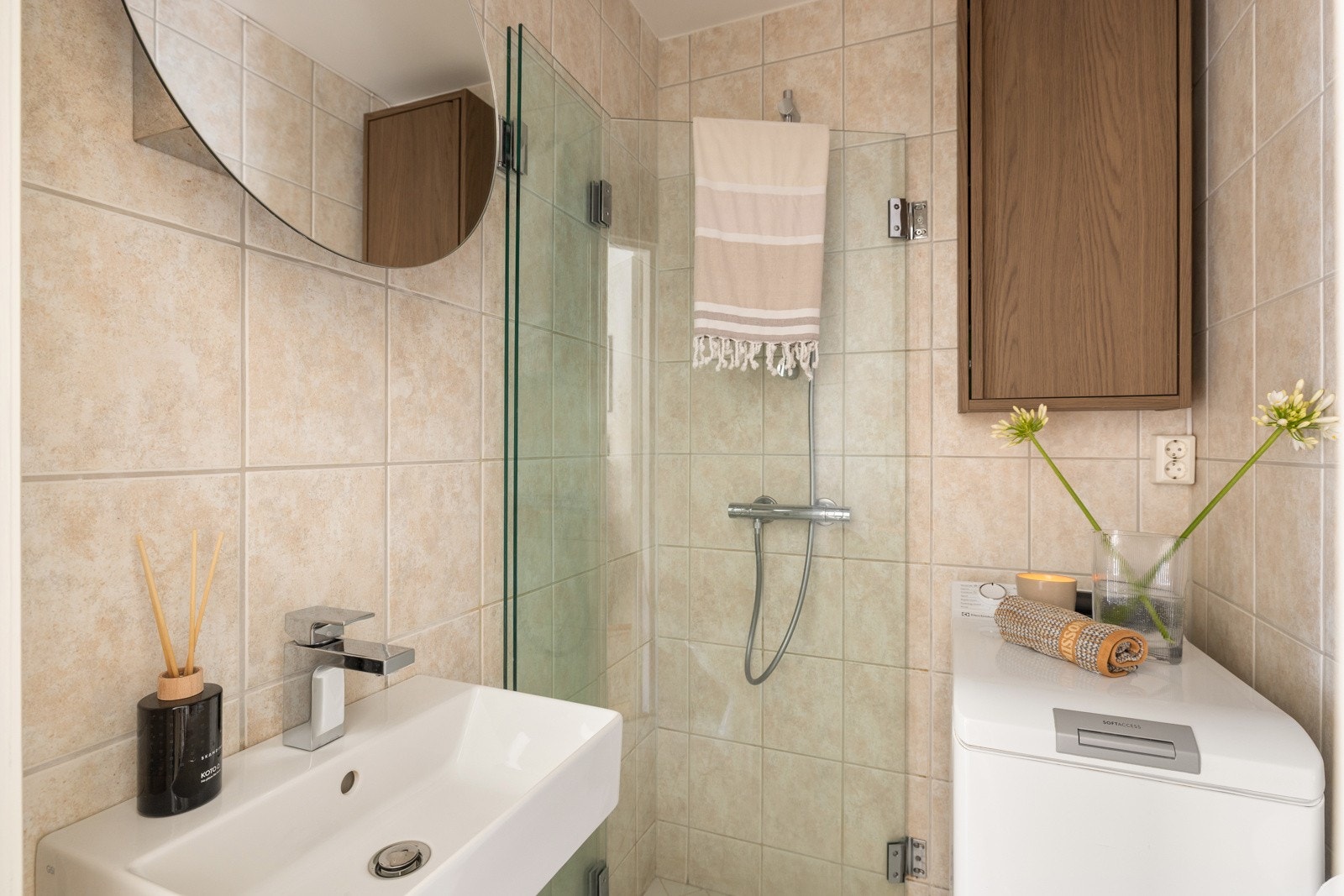 Tidsriktige innredninger med servantskap og to vegghengte skap i mørkt treverk. Baderommet er også utstyrt med speilskap, dusjhjørne med innfellbare glassdører og gulvstående toalett. Galleribilde