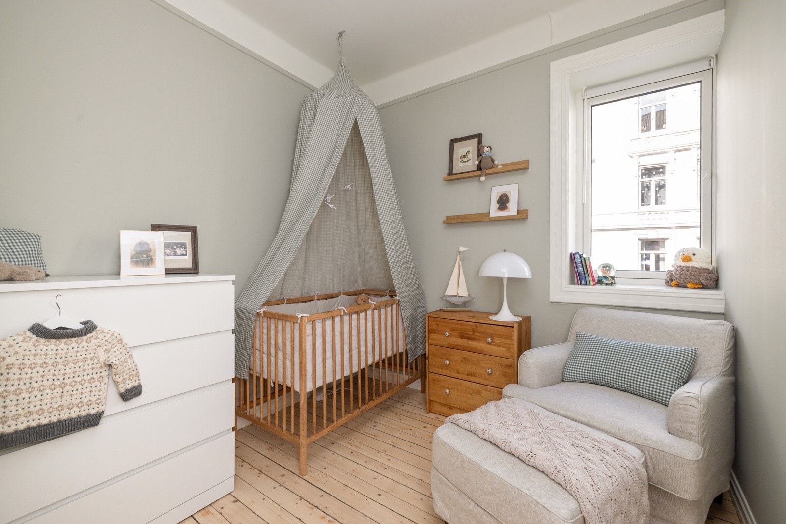 Det andre soverommet er et lyst og fint rom som passer perfekt som barnerom, gjesterom eller kontor. Galleribilde