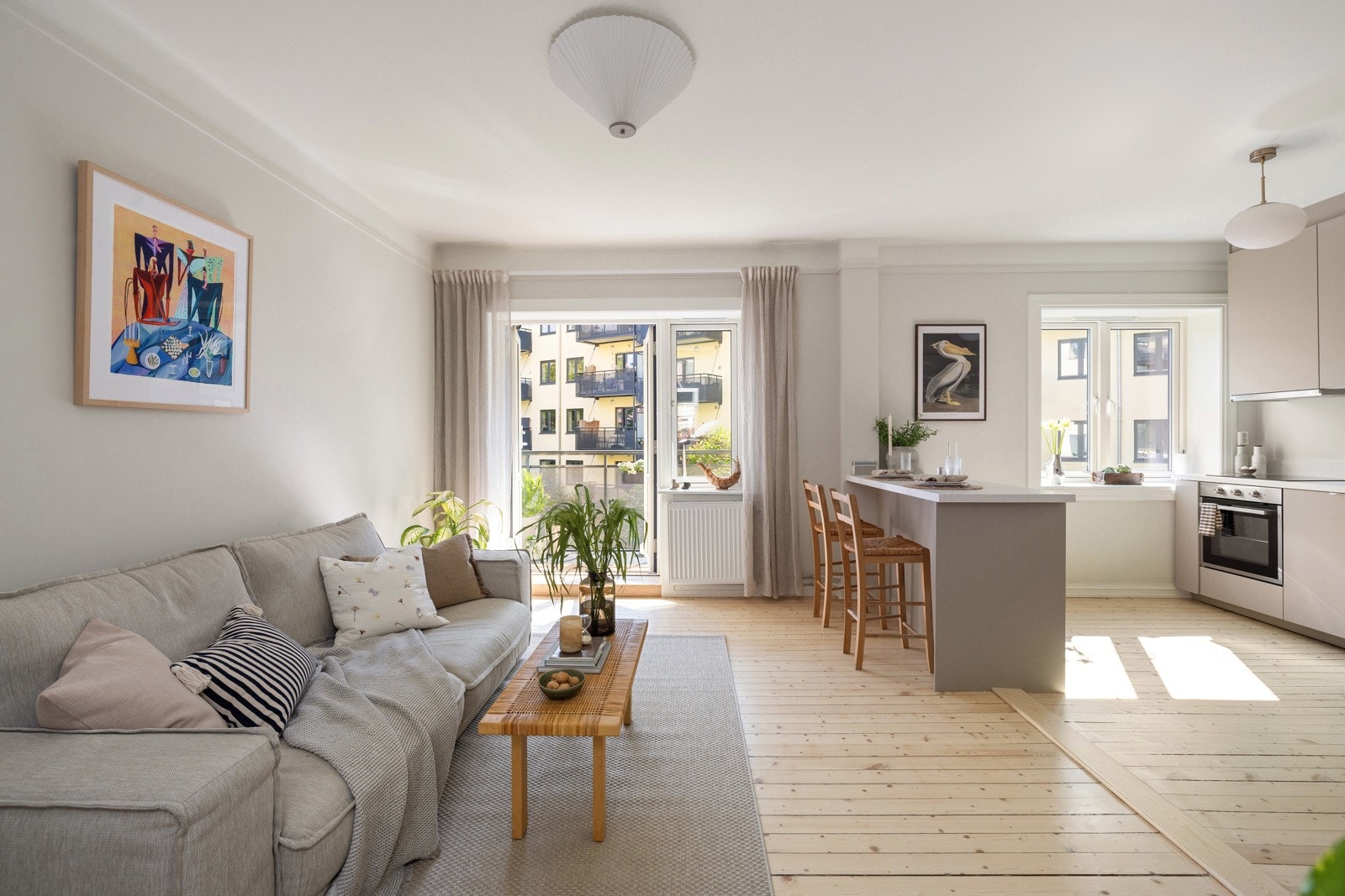 En lys og nydelig 3-roms leilighet med god standard og solrik balkong. Galleribilde