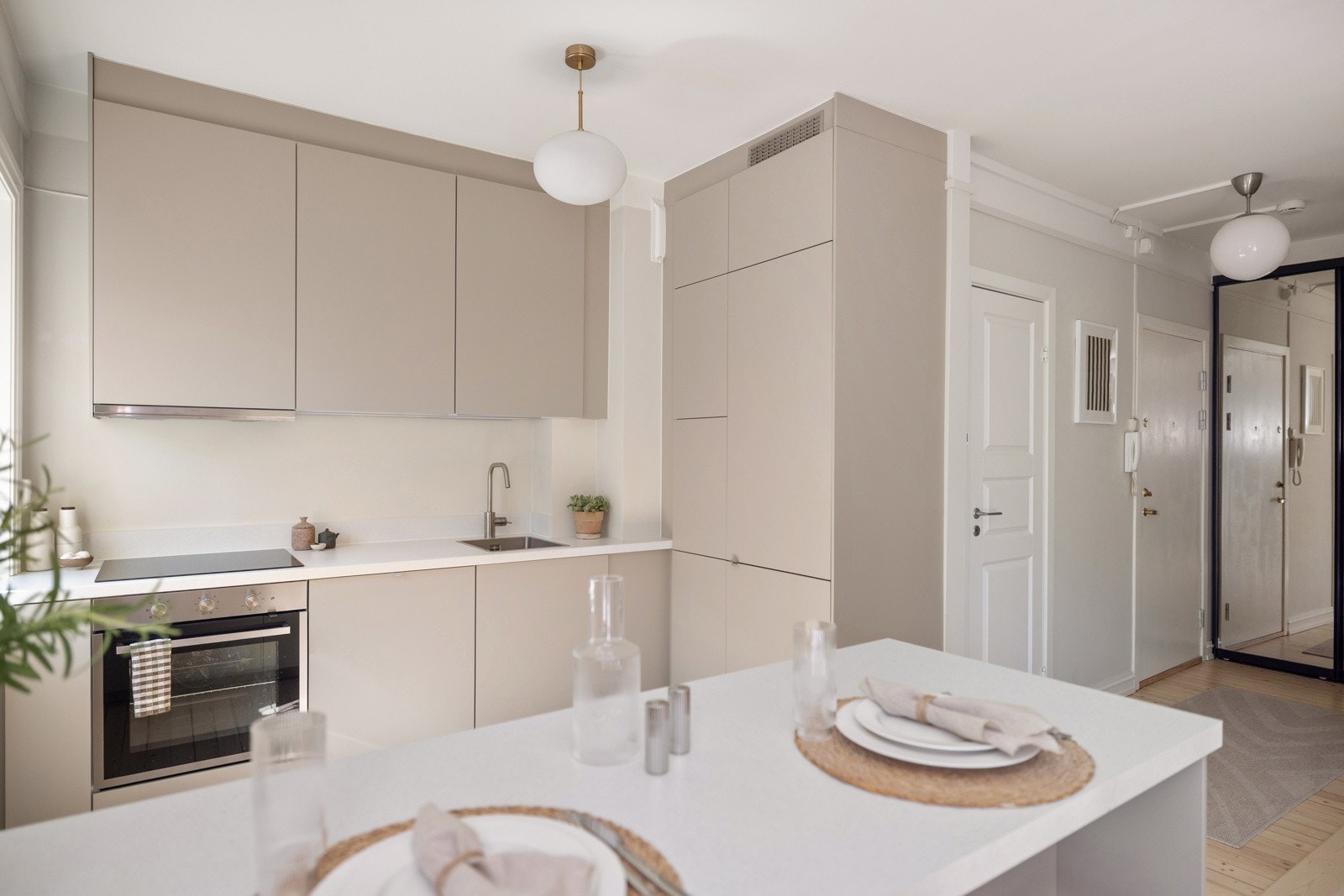 Innredningen har glatte fronter i en flott farge og lys laminert benkeplate med nedfelt oppvaskkum. Praktisk med belysning under de takhøye overskapene og ventilator i overskap tilkoblet avtrekkskanal. Galleribilde