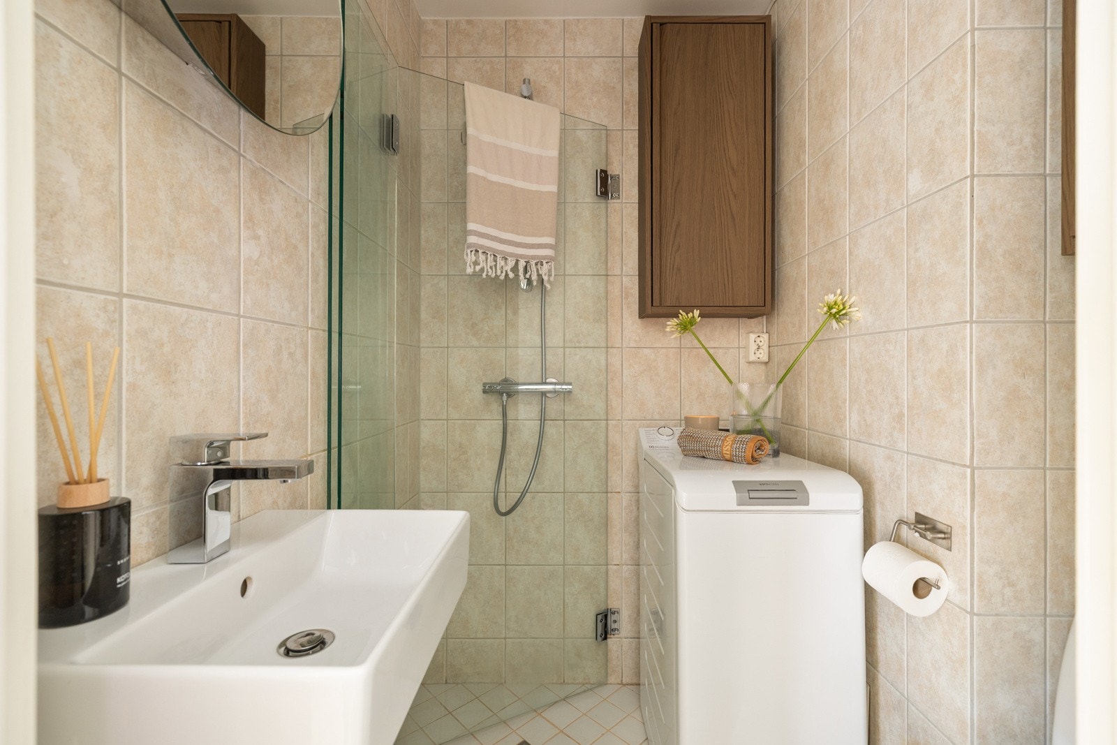 Leiligheten har et pent baderom fra 1999 med fliser på gulv og vegger, deilig gulvvarme og avtrekksventil i himling. Baderommet ble oppgradert i 2024/25 med innredninger og utstyr (foruten dusjdører). Galleribilde