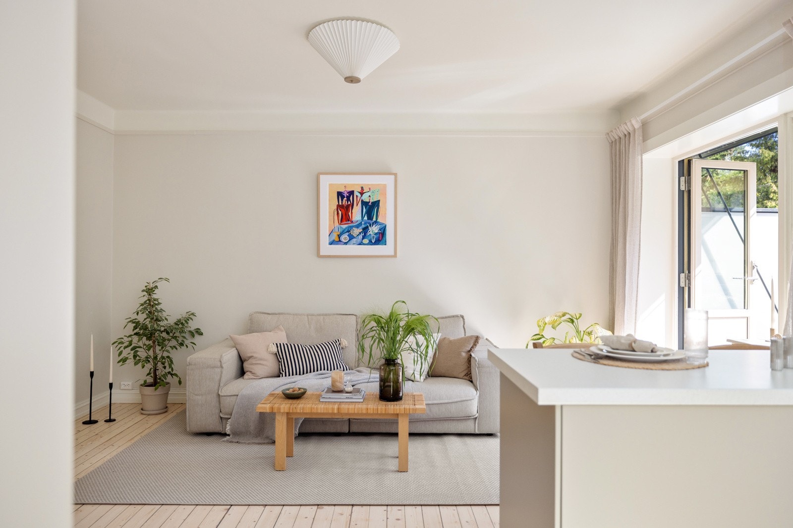 Leiligheten holdes god og lun på vinterstid med vannbåren varme til radiatorer. Både oppvarming, varmtvann og internett fra OBOS OpenNet er inkludert i felleskostnadene. Galleribilde