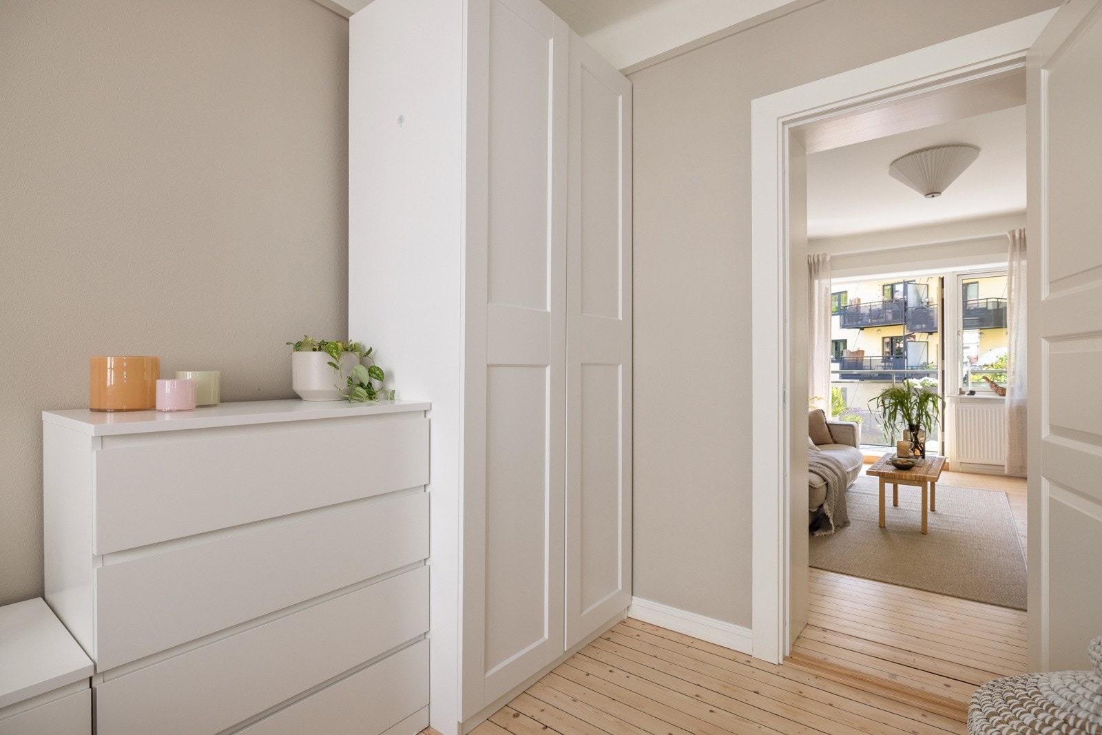 Soverommet har god standard med nydelige originale tregulv som ble slipt og behandlet i 2024 og glatte overflater malt i en fin varm farge i 2024. Galleribilde