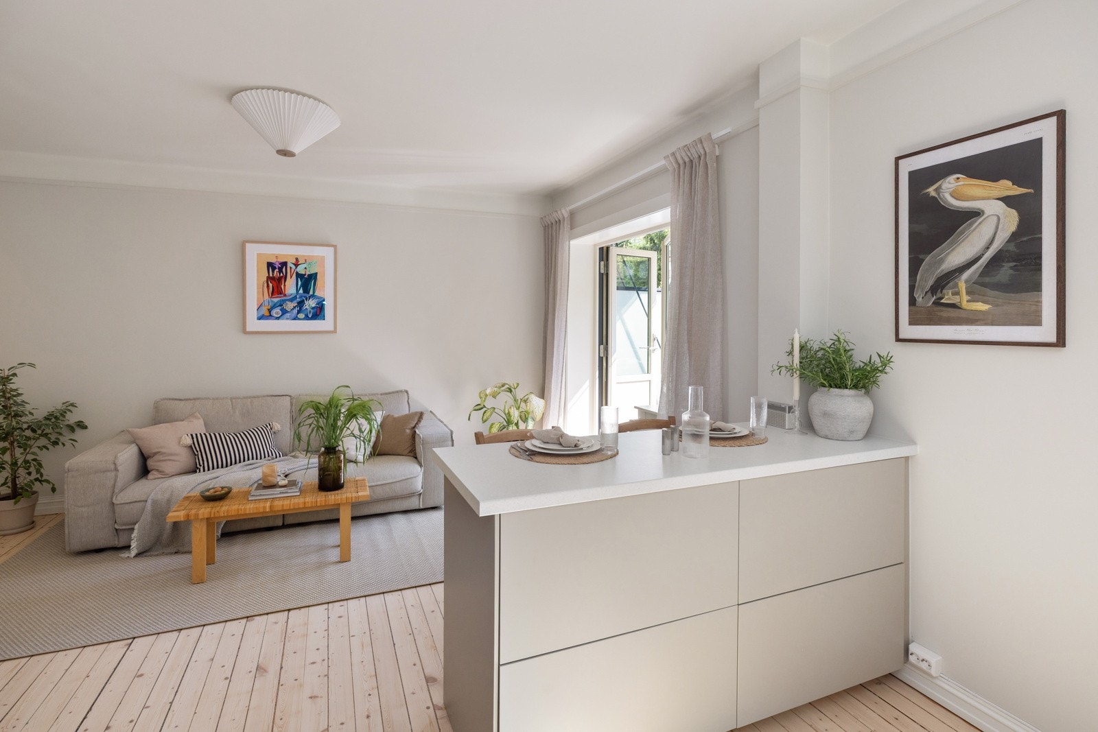 Lysinnslippet sammen med den gode takhøyden på ca. 2,63 meter bidrar til en god og luftig romfølelse. Galleribilde