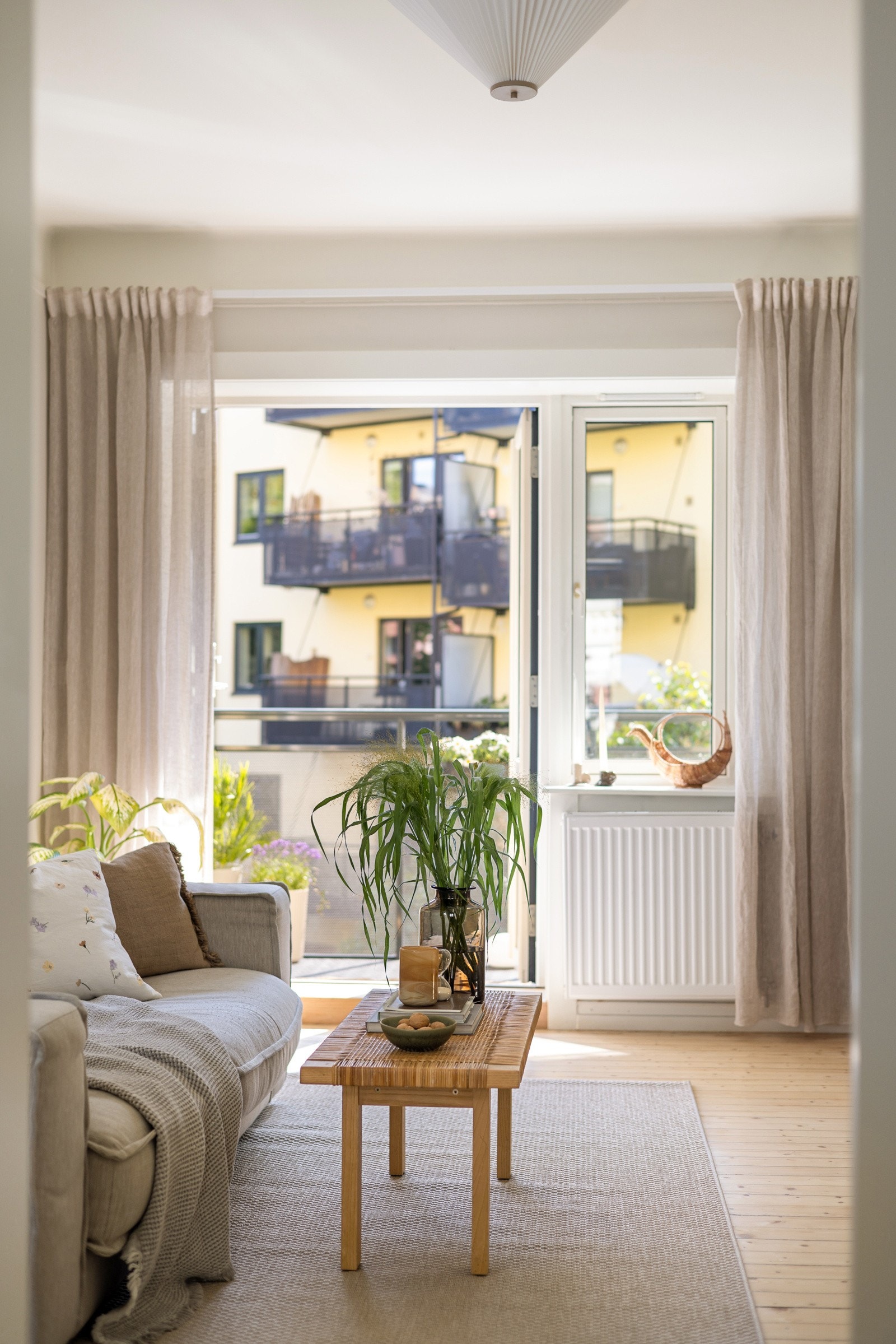 De store vindusflatene slipper inn rikelig med naturlig lys til stuen. Galleribilde