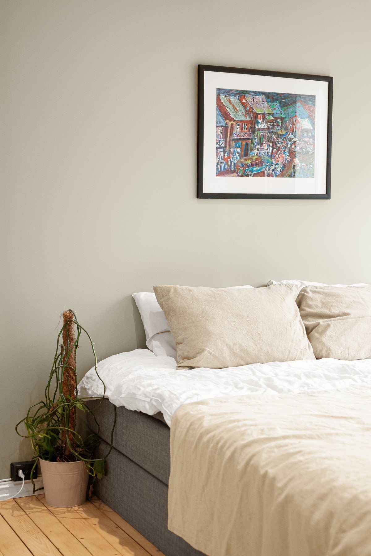 Det er god plass til stor dobbeltseng og tilhørende nattbord. Galleribilde