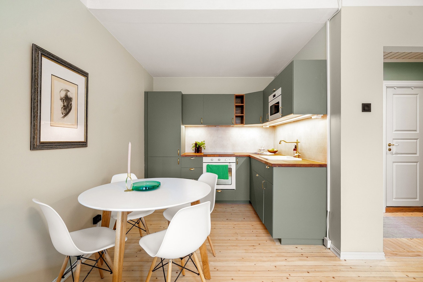 Moderne delvis åpen stue- og kjøkkenløsning med kjøkken i egen sone. Galleribilde