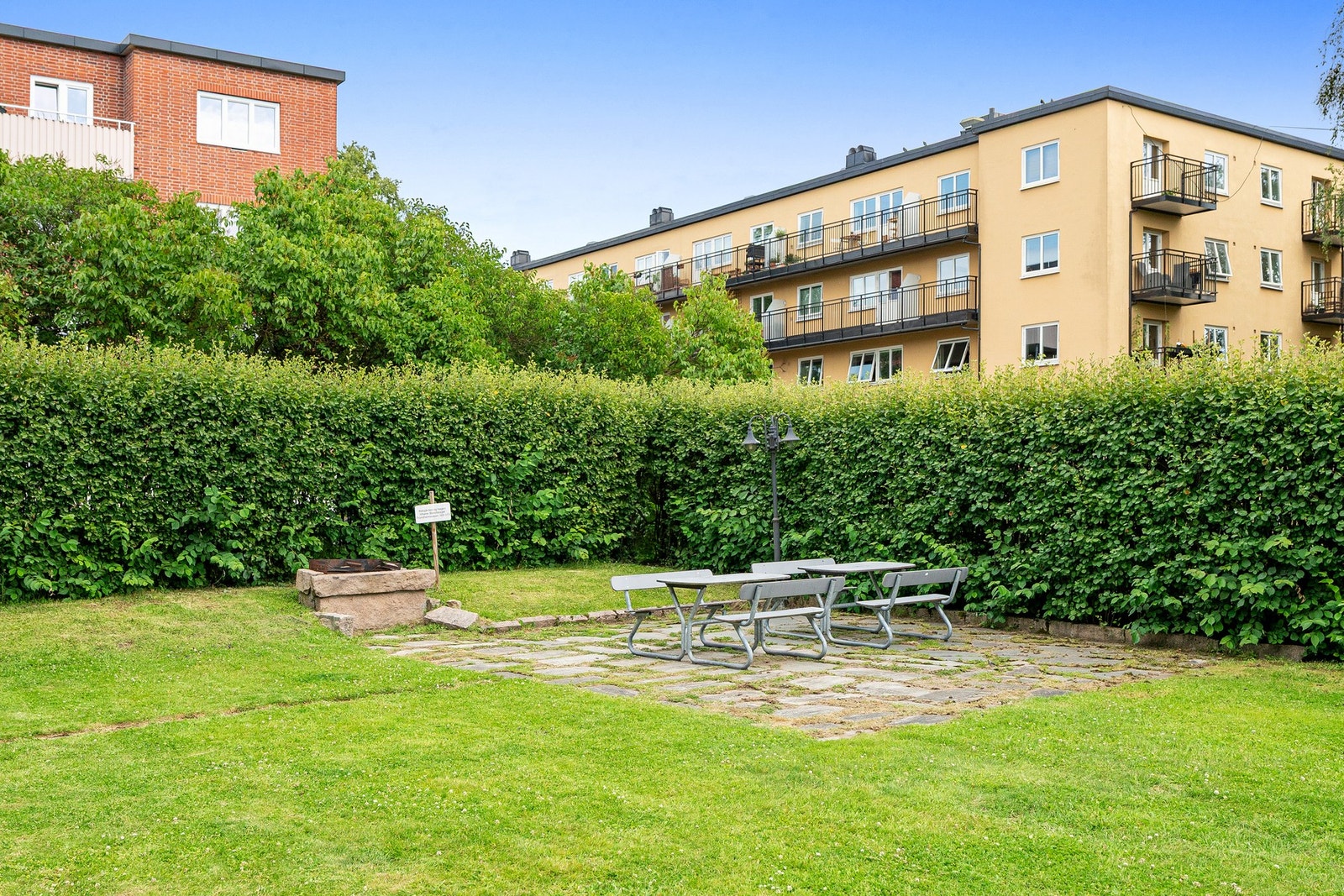 Fellesarealene er parkmessig opparbeidet med diverse beplantning og sittegrupper. Galleribilde