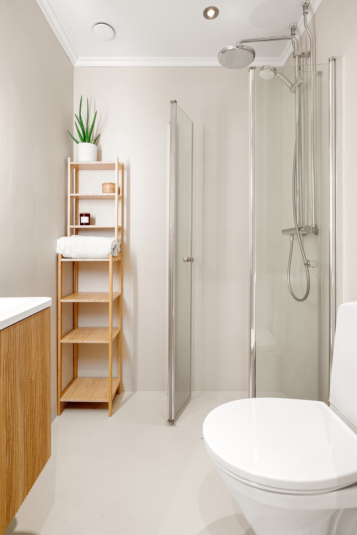 Delikat bad med ny microsement i 2025 på vegger og gulv. Malt himling med downlights. Galleribilde