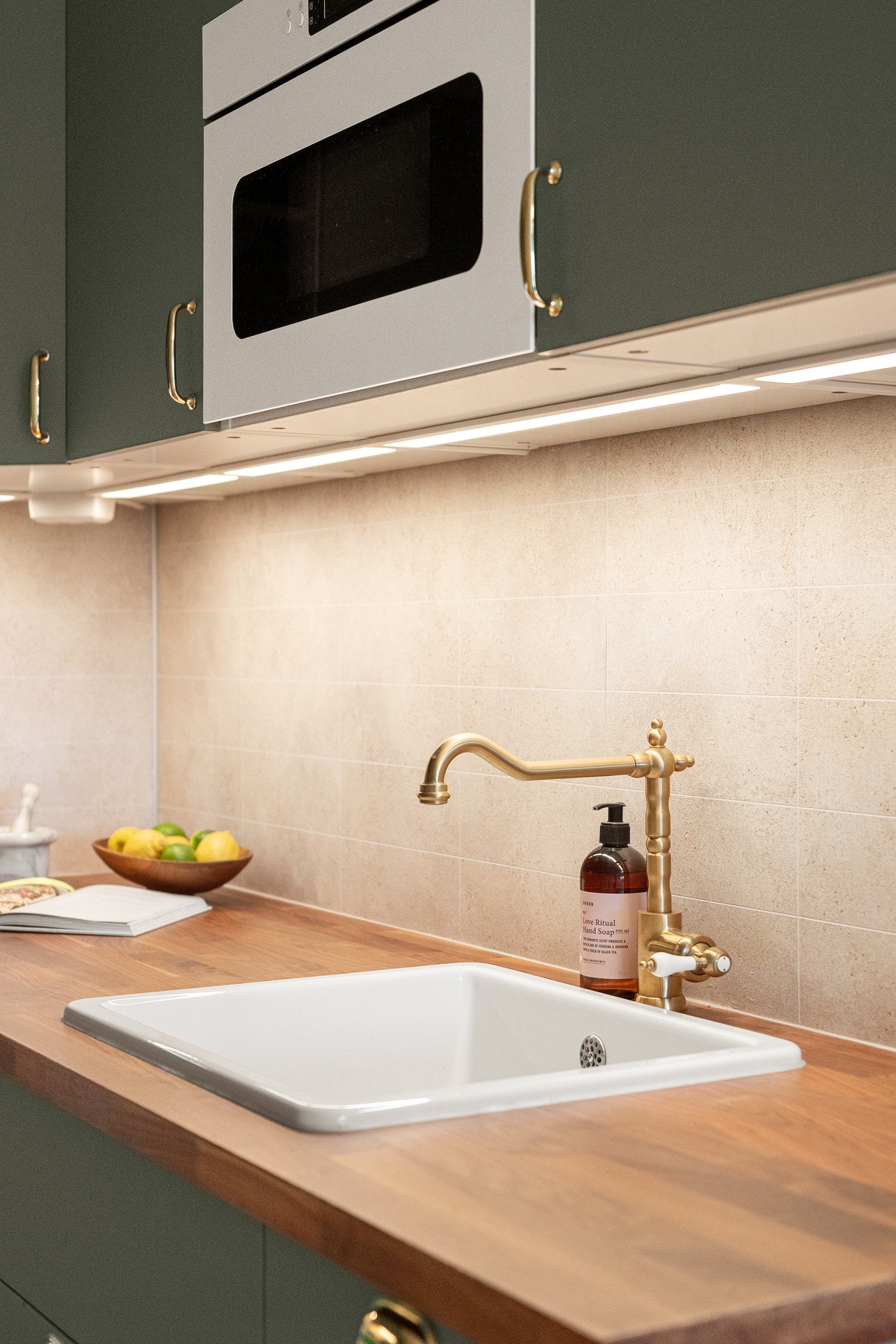 Integrert kjøleskap, mikrobølgeovn og stekeovn. Det er opplegg for oppvaskmaskin i nisje sammen med vaskemaskinen. Galleribilde