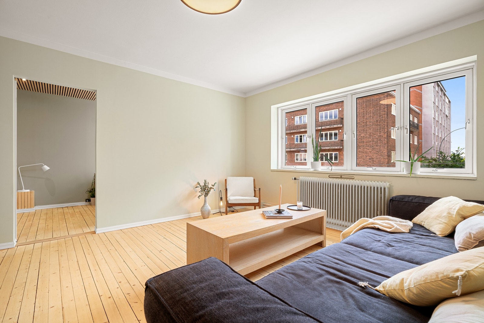 Gjennomgående heltregulv som er nyslipte og lakkerte. Hele boligen er nysparklet og malt. Galleribilde