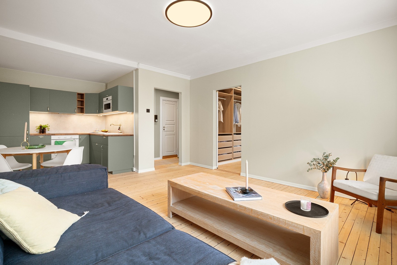 Dette er en romslig og moderne 2-roms på 45kvm. oppusset de siste årene. Galleribilde