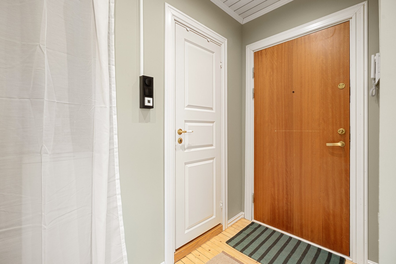 Brann- og lydklassifisert entrédør med kikkehull og callinganlegg. Galleribilde