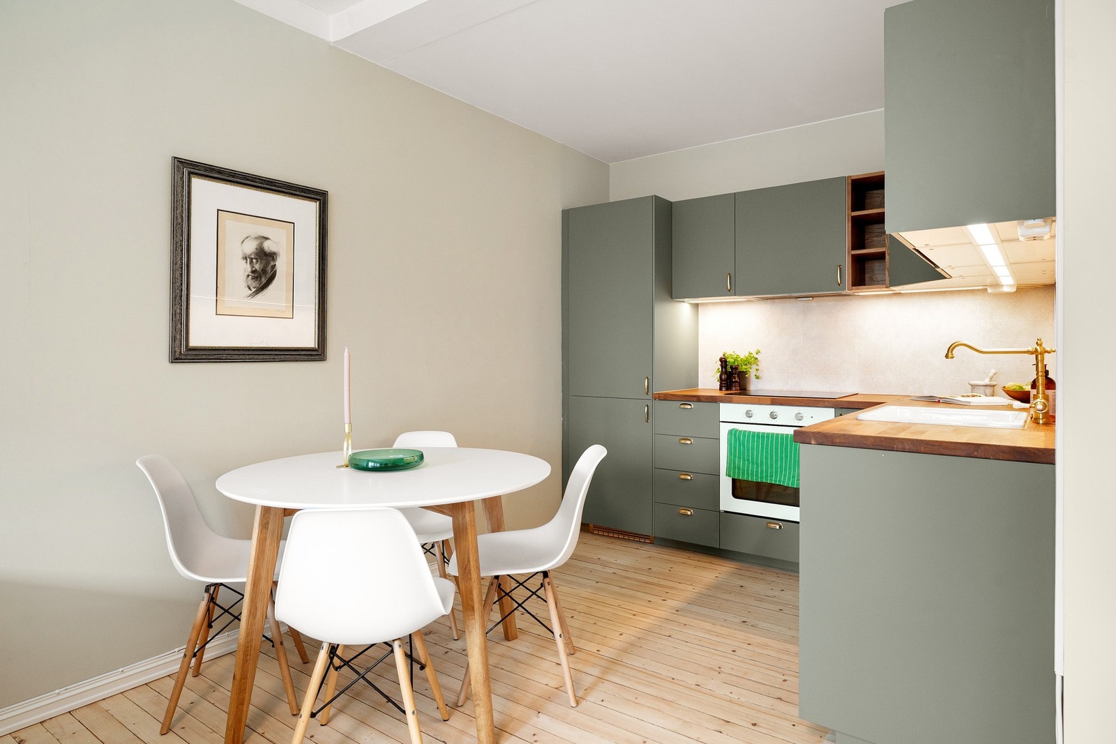 Velegnet plass til spisebordsgruppe som danner et naturlig skille mellom kjøkken og stuedel. Galleribilde