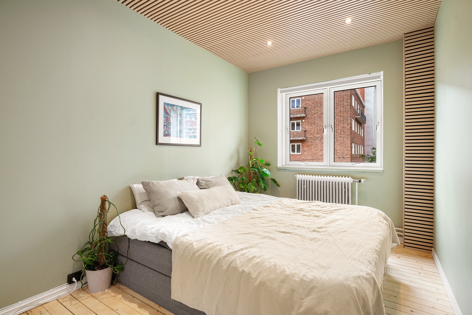 Fra stuen er det adkomst til boligen innbydende soverom med spiltak med dimbare downlights. Galleribilde