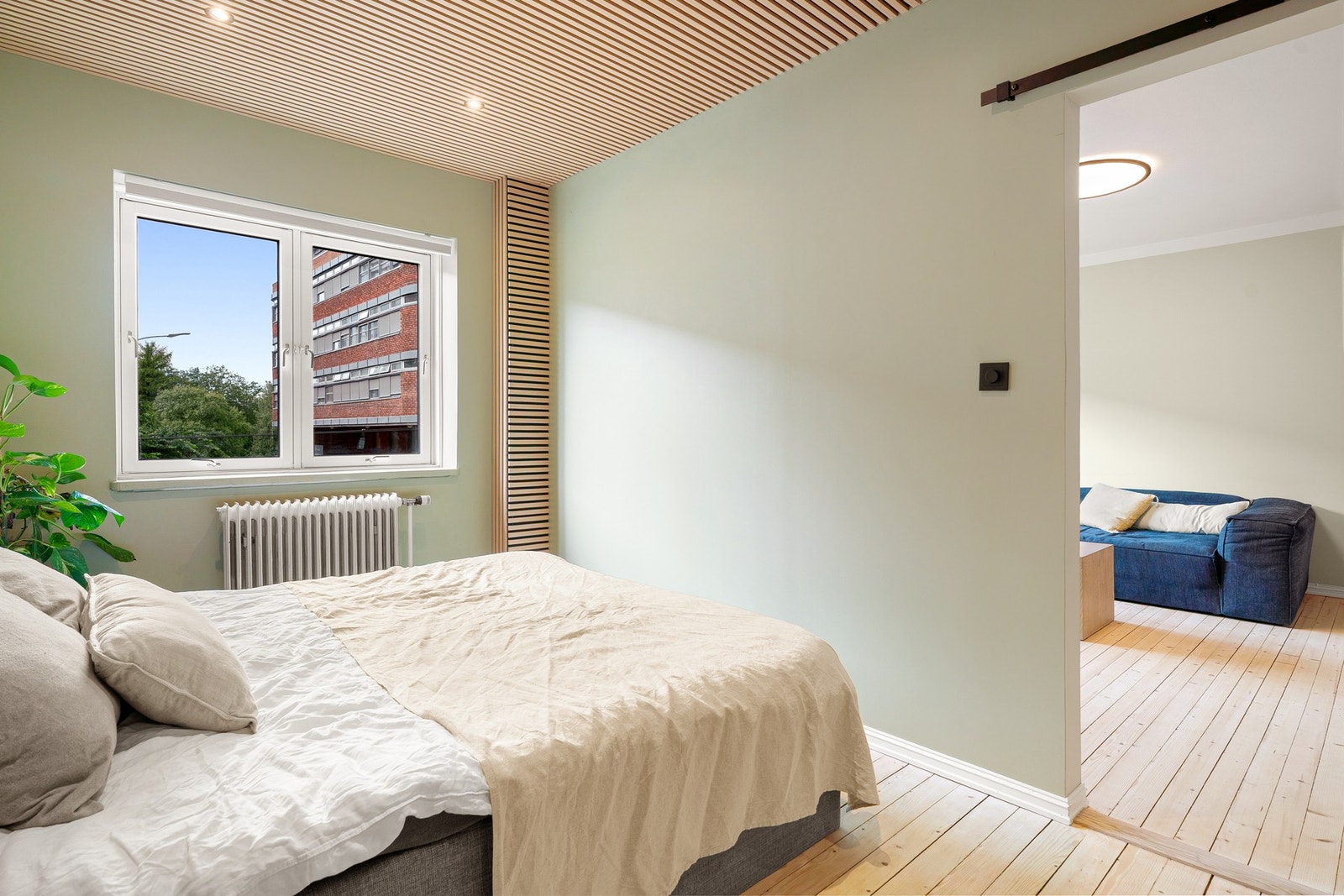 Praktisk skyvedør mellom rommene for plassbesparelse. Galleribilde