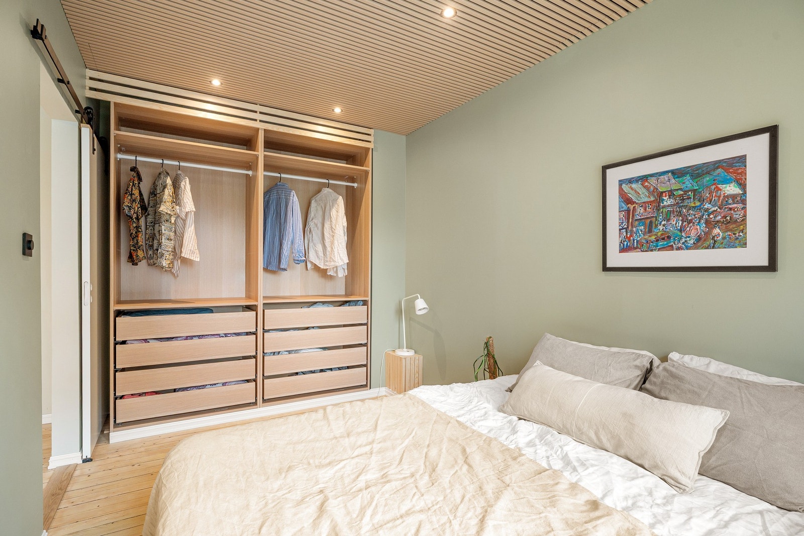 Gode oppbevaringsmuligheter i stor åpen garderobeskapsrekke. Galleribilde