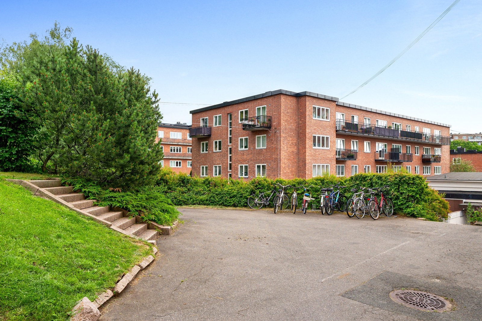 Borettslaget disponerer seks parkeringsplasser, som leies ut for ett år av gangen og som fordeles etter loddtrekning. Galleribilde