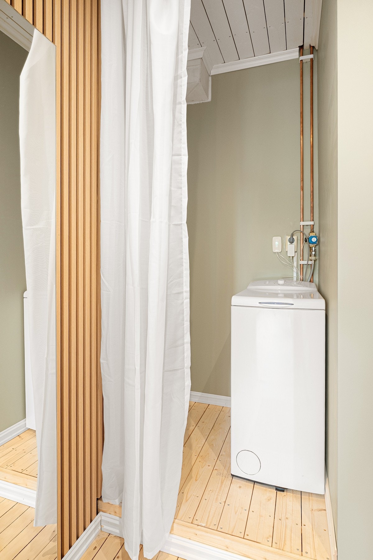 Praktisk nisje i tilknytning til gangen med opplegg for vaskemaskin og oppvaskmaskin. Det er installert aquastop. Galleribilde