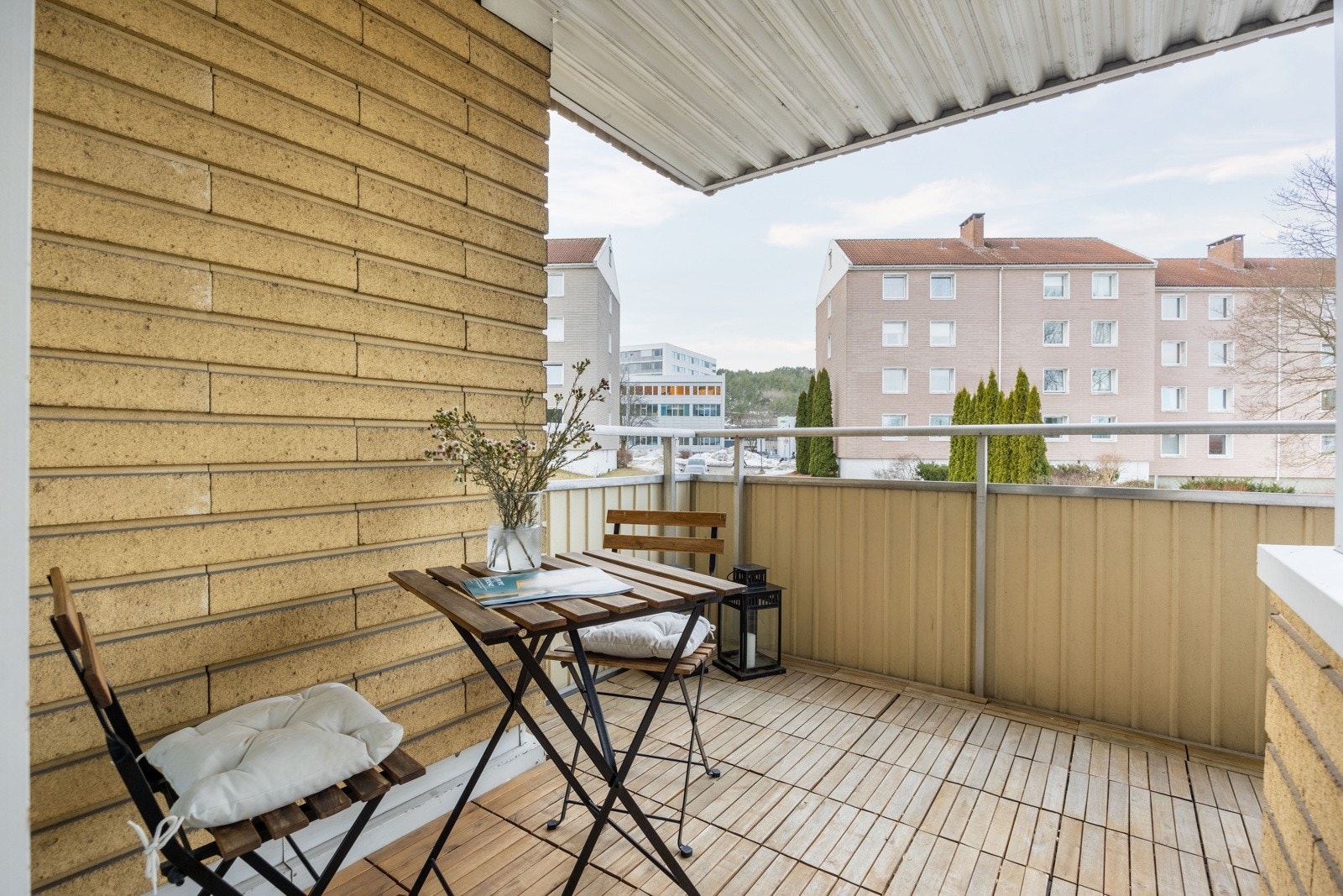 Balkongen er overbygd, som gjør at den kan benyttes selv når været ikke er på topp. Galleribilde