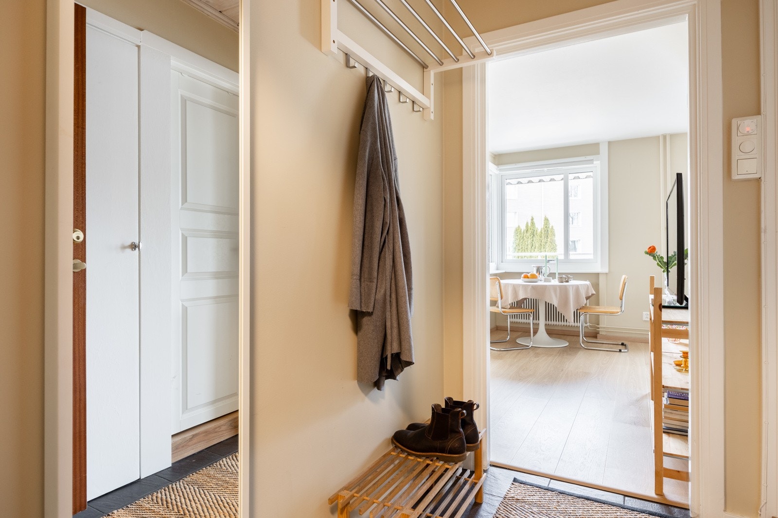 Innbydende entré med plass til klesoppheng og oppbevaring av sko. Galleribilde