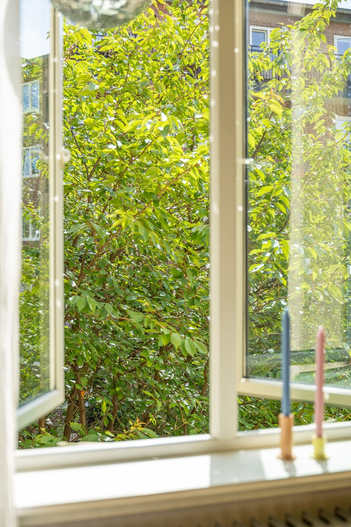 Store vindusflater som slipper inn mye naturlig lys. Galleribilde