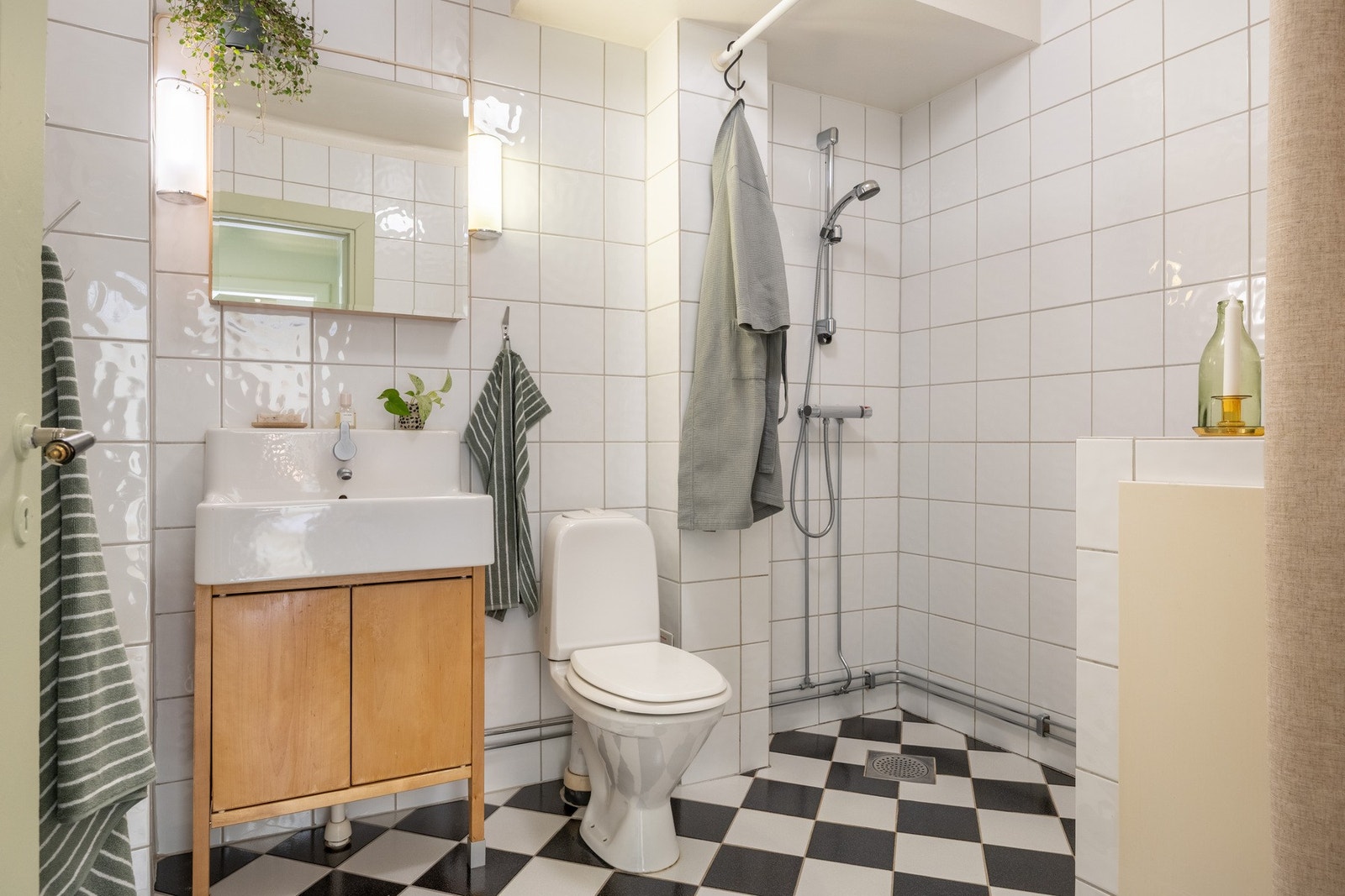 Pent baderom med flislagt gulv med gulvvarme. Galleribilde