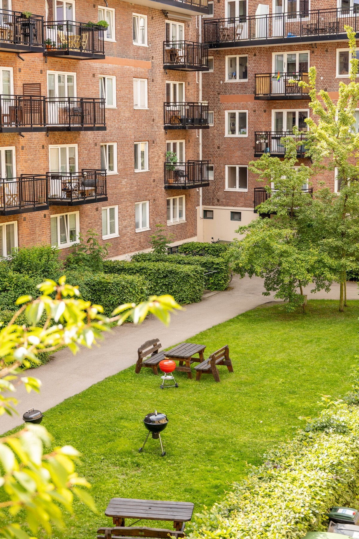 Veldrevet borettslag med hyggelig opparbeidet bakgård. Galleribilde