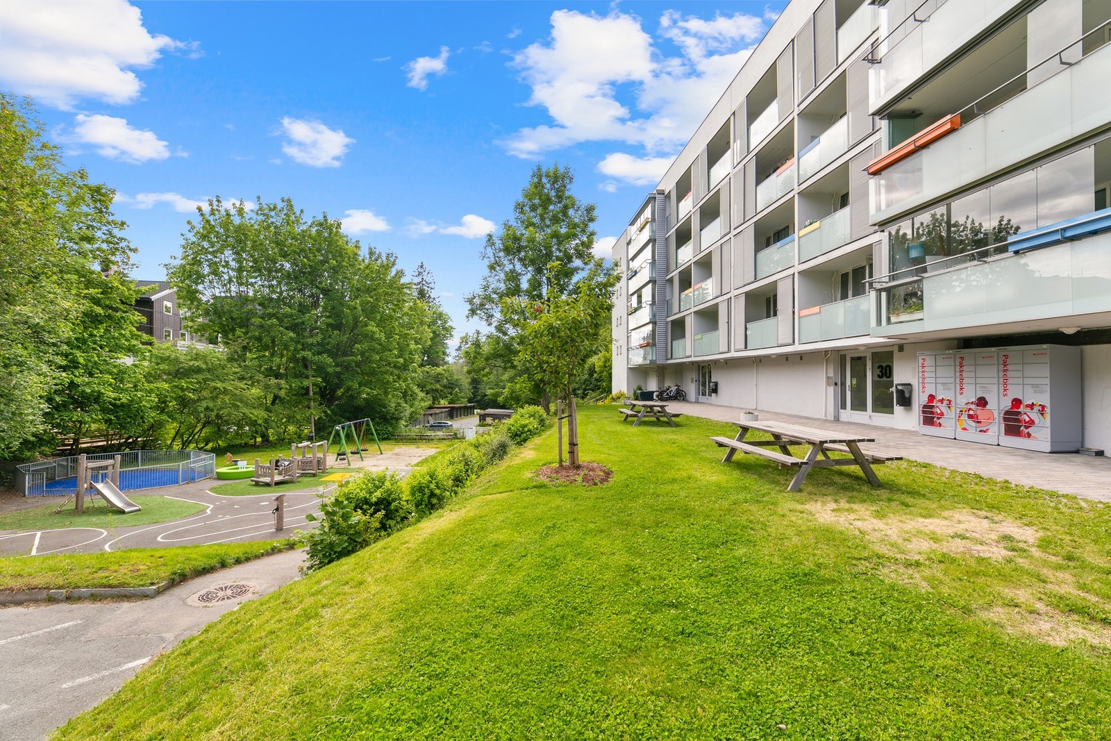 Jongskogen Borettslag har en pent opparbeidet fellestomt på 19073.3 m² Galleribilde
